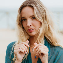 Cargar imagen en el visor de la galería, COLGANTE CUARZO ·CHAKRA·