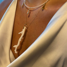 Cargar imagen en el visor de la galería, COLGANTE CORAL ·BORA BORA·