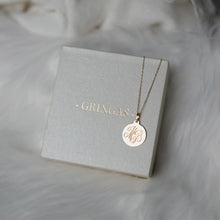 Cargar imagen en el visor de la galería, medalla de oro personalizable con dos iniciales entrelazadas grabqadas en oro de 18 kilates