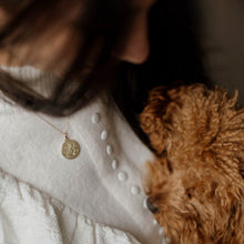 Cargar imagen en el visor de la galería, medalla de oro personalizable con dos iniciales entrelazadas grabqadas en oro de 18 kilates