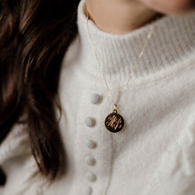 Cargar imagen en el visor de la galería, medalla de oro personalizable con dos iniciales entrelazadas grabqadas en oro de 18 kilates